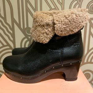 UGG WOMEN’S AMORET PEBBLE LEATHER SHEARLING LINED CLOG BOOT, BLACK, 
SZ 8